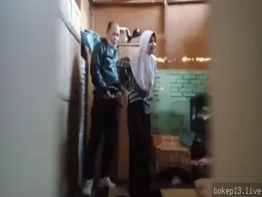 Tetangga Bejat Rayu Pemilik Rumah Santai Ngentot Liar